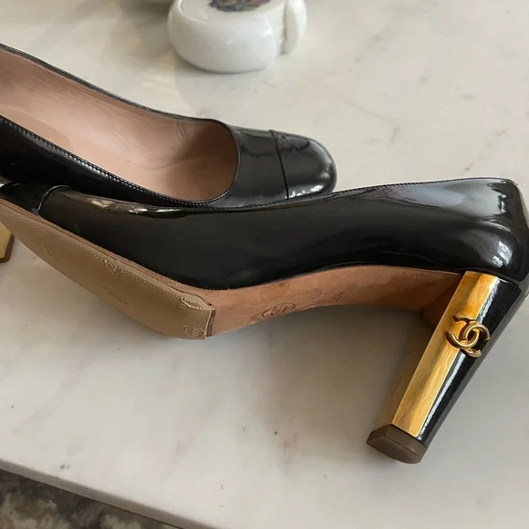 - Timeless Chanel shoes - Picture 2 of 9